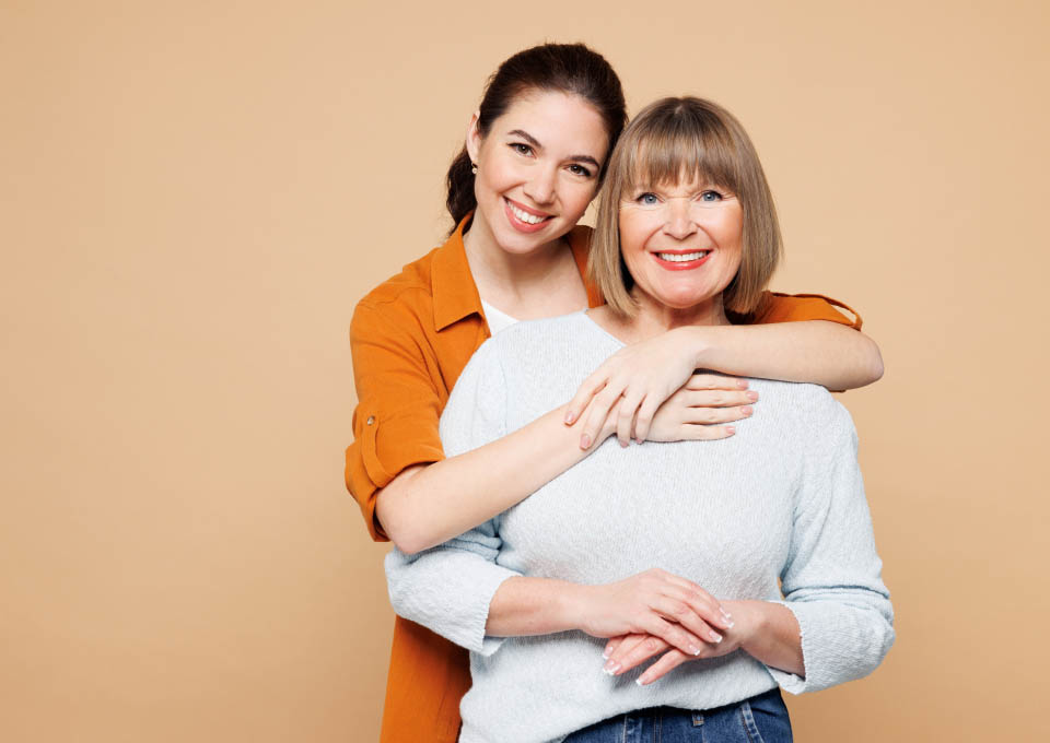 Una joven abrazando a su madre