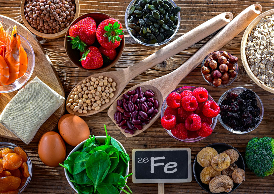 Una mesa llena de alimentos de todo tipo: carne, frutas y verduras