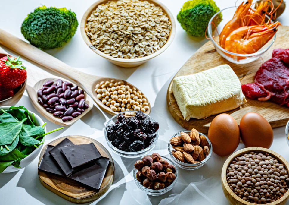 Una mesa repleta de alimentos saludables, frutas y verduras