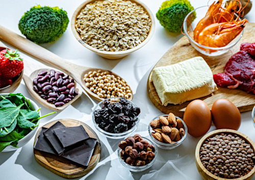 Una mesa repleta de alimentos saludables, frutas y verduras