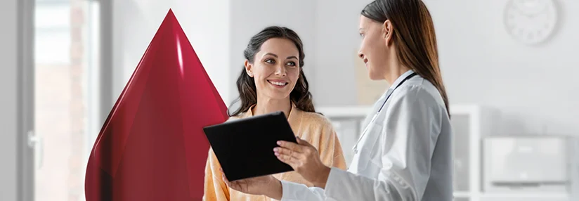 Doctora hablando con la paciente