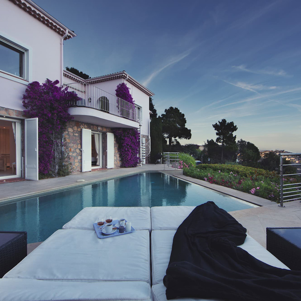 Temps de Noël à la villa de vacances avec piscine Temps de Noël à la villa de vacances avec piscine