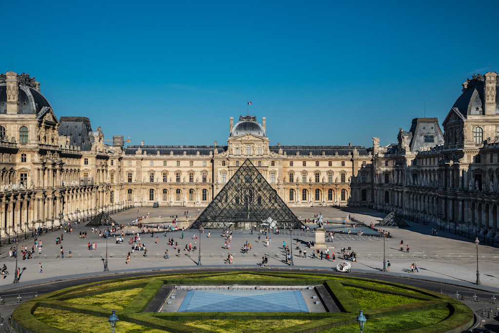 Palais du Louvre et la pyramide du Louvre Palais du Louvre et la pyramide du Louvre