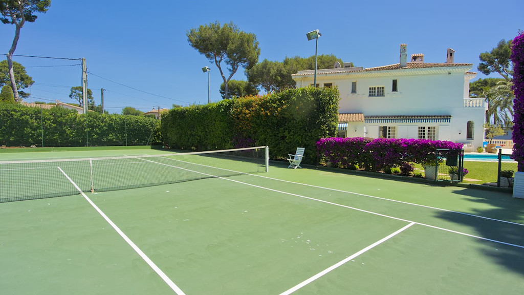 Private tennis court Private tennis court