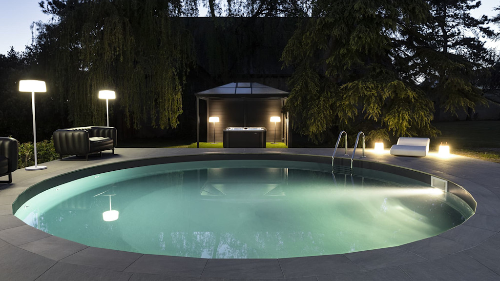 Private swimming pool with jacuzzi Private swimming pool with jacuzzi