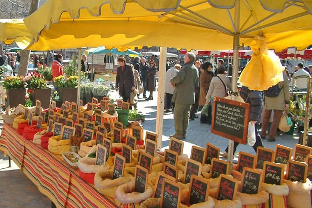 Ville nouvelle de Carcassonne le jour du marché Ville nouvelle de Carcassonne le jour du marché