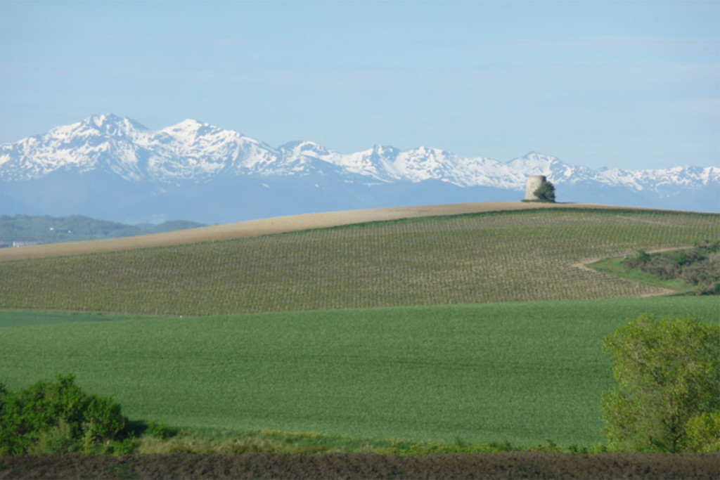 La vue des Pyrénées depuis la Maison La Fontaine La vue des Pyrénées depuis la Maison La Fontaine