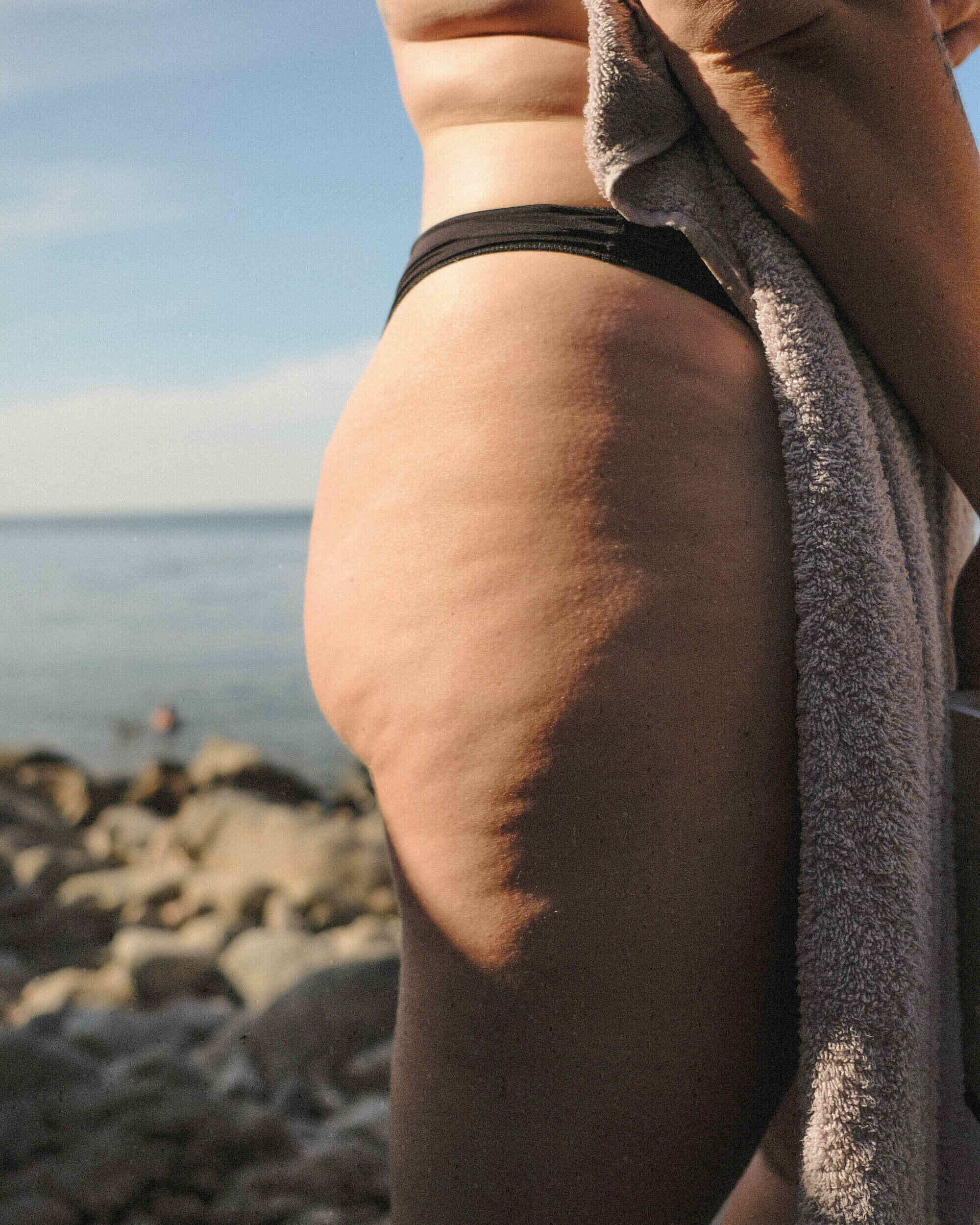 En person på stranden som håller en handduk