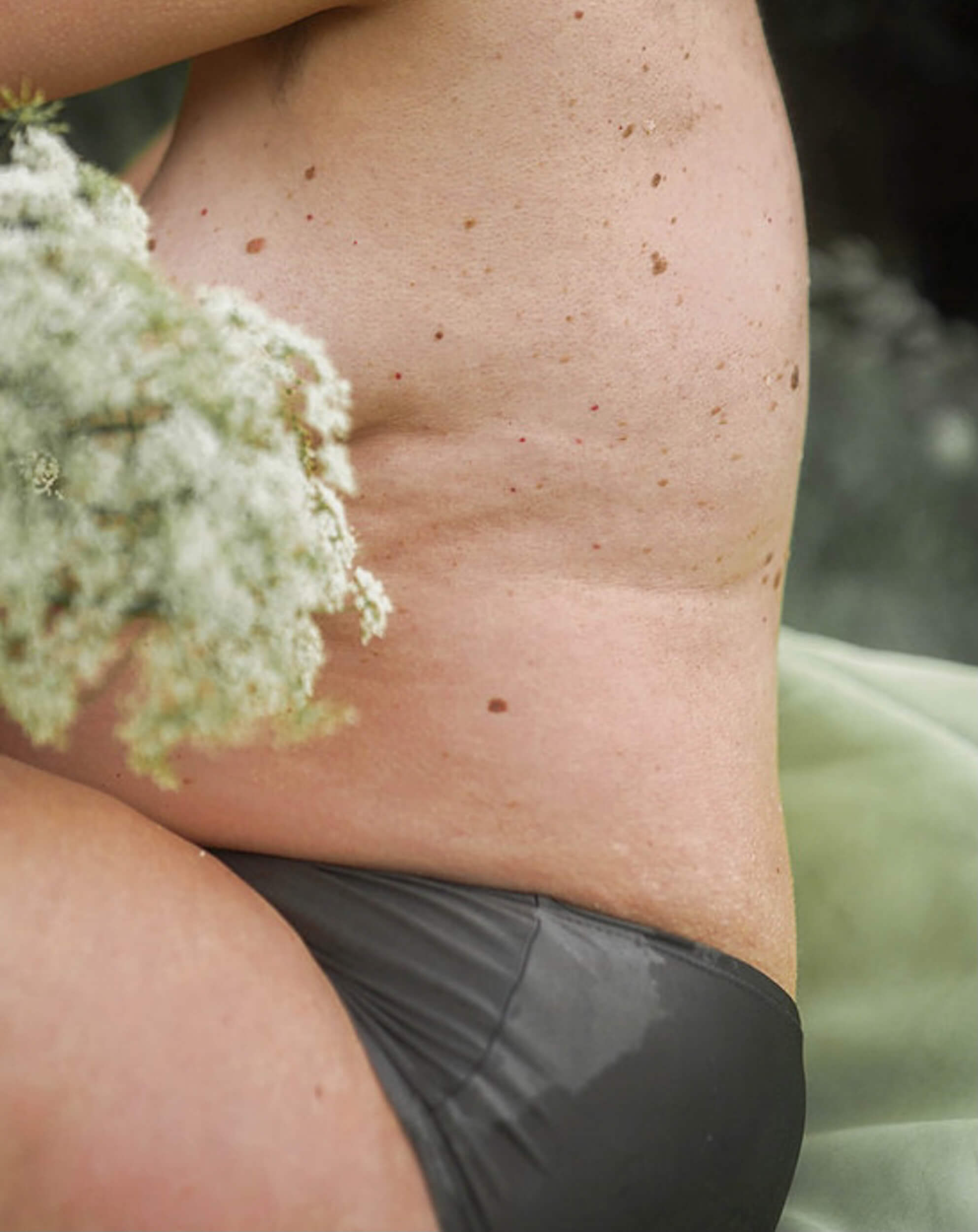 En närbild av en persons mage