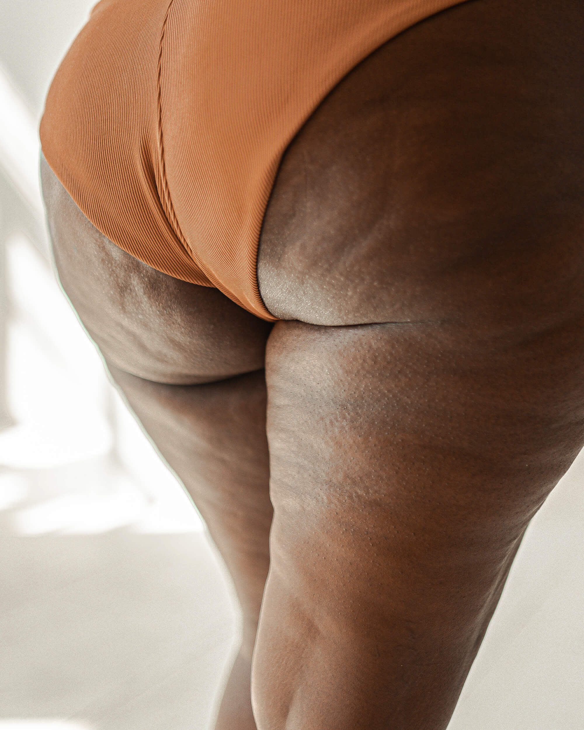 Närbild av en kvinna bakom, i persikorosa underkläder