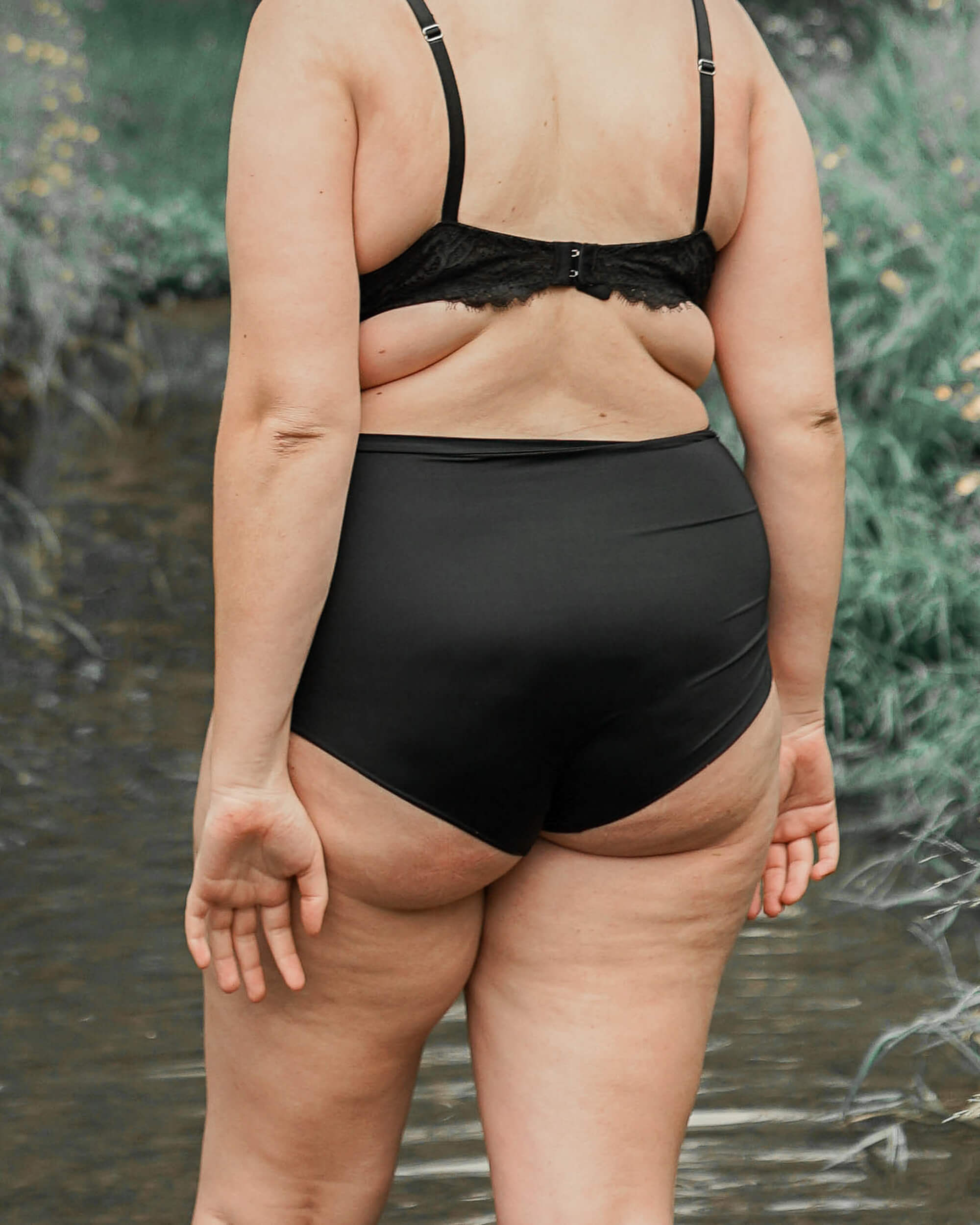 En person i svarta underkläder