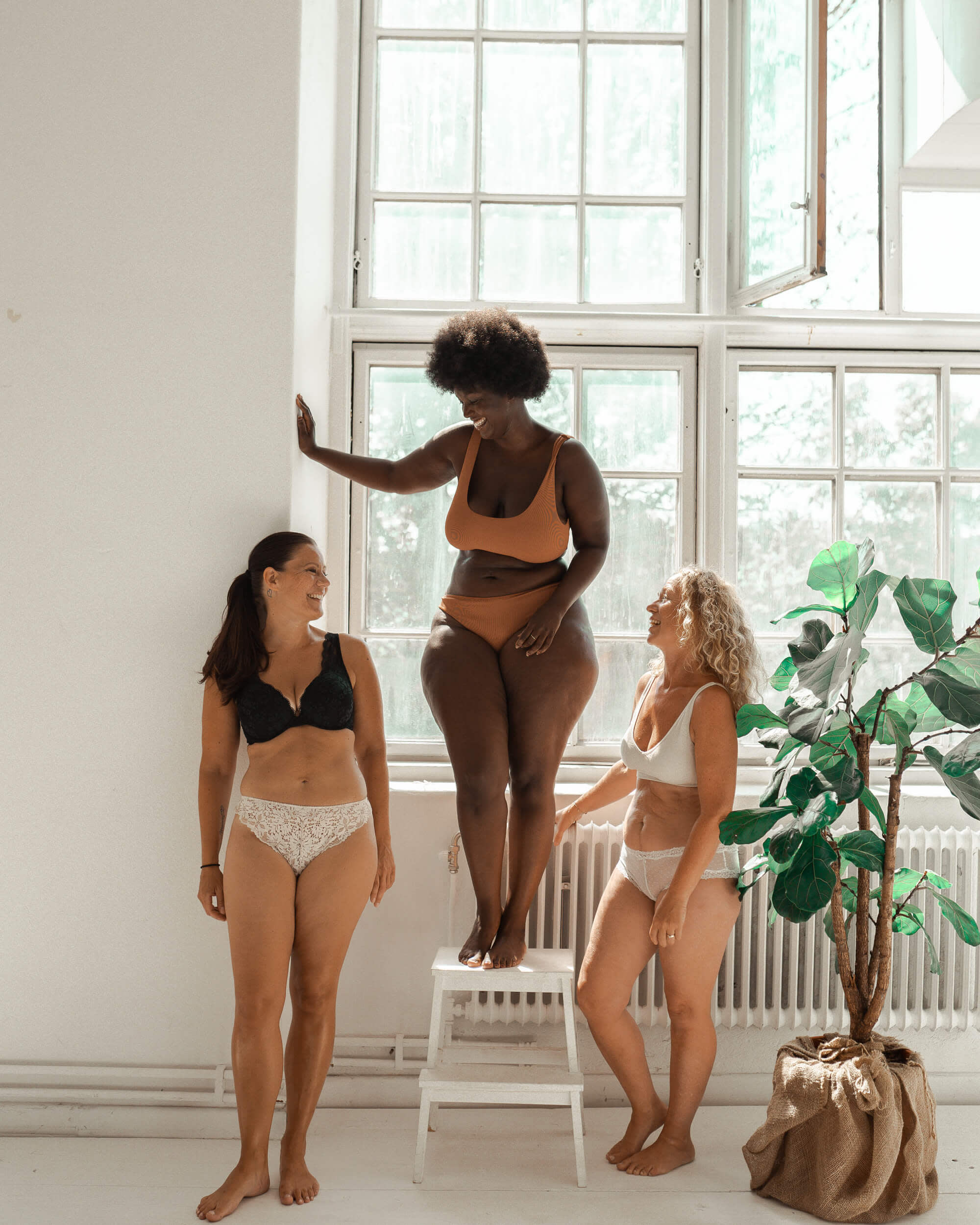 En grupp kvinnor i underkläder