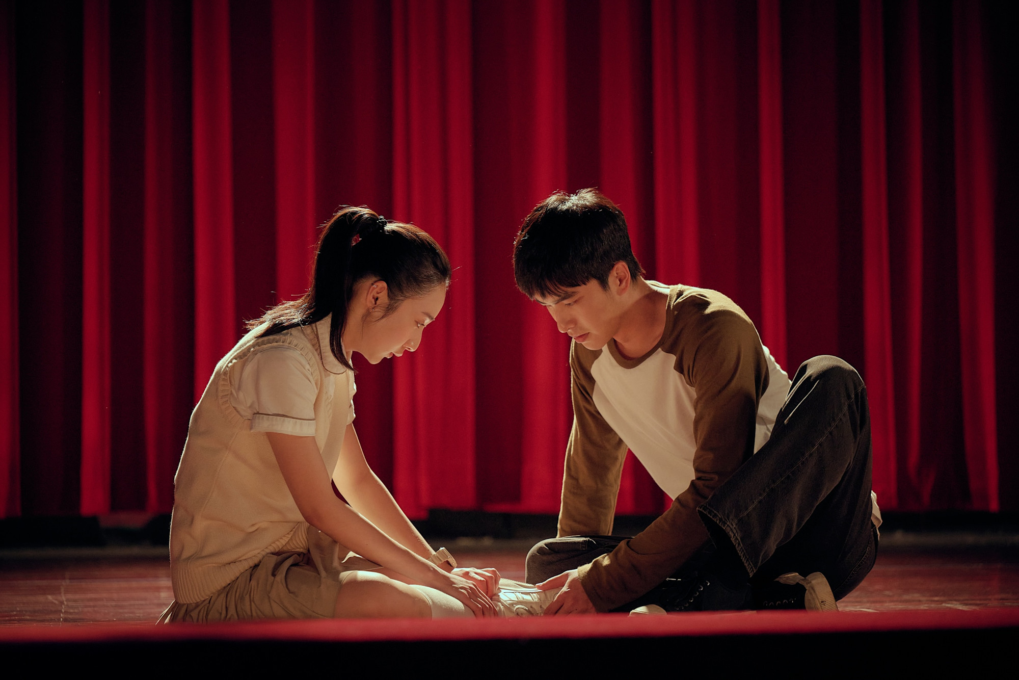 曾敬驊李沐首搭校園純愛CP 冷血殺人魔戀上陽光芭蕾少女 共譜飛蛾與蝴蝶的絕美末日戀曲