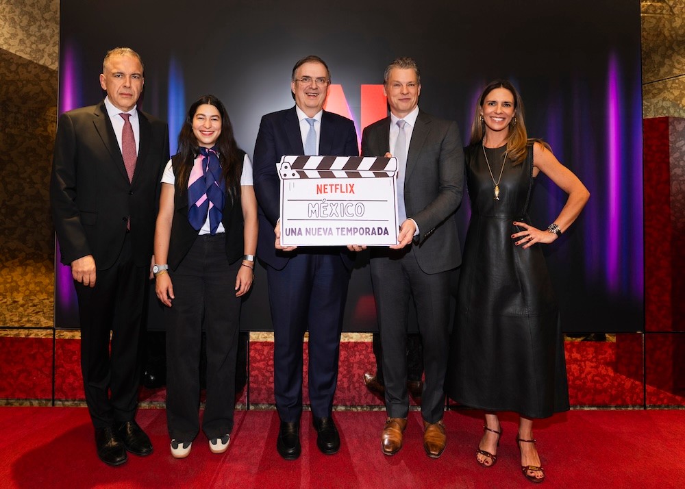 (Francisco Ramos, Vice President of Content for Latin America; Manola Zabalza, Secretary of Economic Development for Mexico City; Marcelo Ebrard, Secretary of Economy; Greg Peters, Netflix co-CEO; Carolina Leconte, Vice President of Content for Mexico.)
