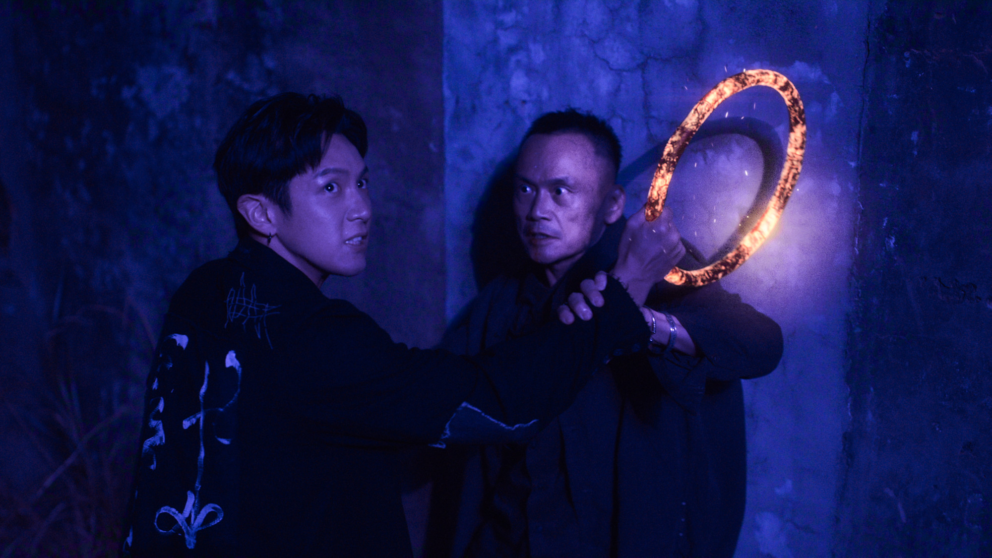 02 三太子乩身韓杰手持乾坤圈與陳七殺決鬥氣勢凌厲