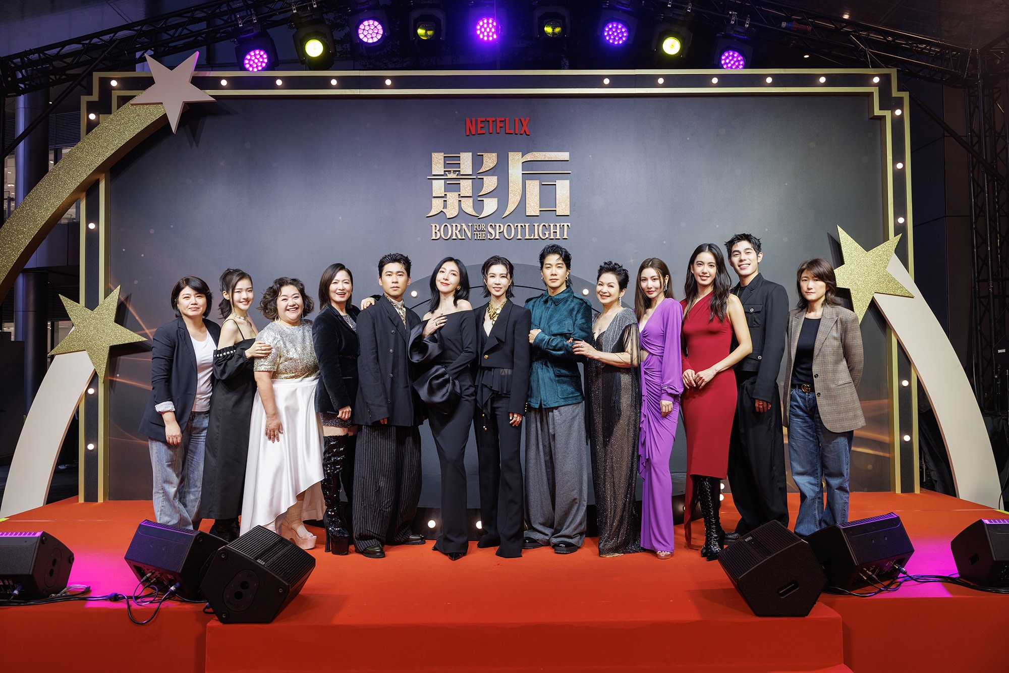 左起:編導嚴藝文、林廷憶、鍾欣凌、謝瓊煖、黃迪揚、楊謹華、謝盈萱、薛仕凌、楊貴媚、曾莞婷、陳庭妮、詹懷雲、監製丁長鈺(1)