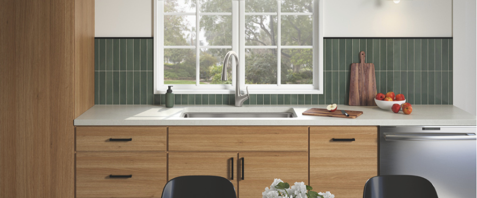 Dapur modern dengan kabinet kayu, kitchen sink putih, dan kran hitam