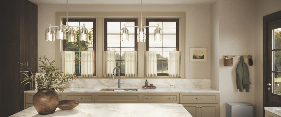 Dapur minimalis terang dengan kitchen island dan lampu gantung