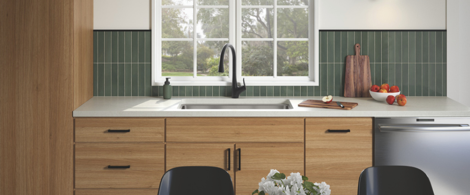 Dapur modern dengan kabinet kayu, kitchen sink putih, dan kran hitam
