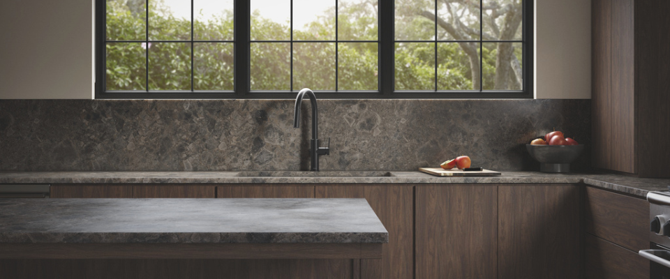 Dapur modern bernuansa gelap dengan countertop batu dan kran hitam