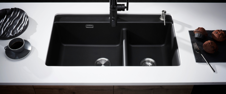 Kitchen sink hitam dua lubang dengan kran hitam pada countertop putih