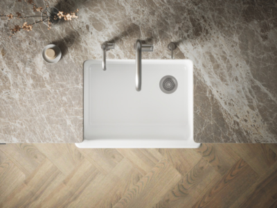 Kitchen sink putih satu lubang dilihat dari atas pada countertop marmer