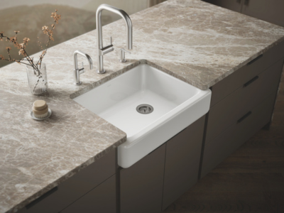 Kitchen sink putih satu lubang model apron-front pada countertop marmer