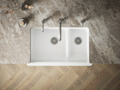 Kitchen sink putih dua lubang dilihat dari atas pada countertop marmer