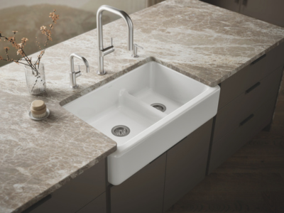 Kitchen sink putih dua lubang model apron-front pada countertop marmer