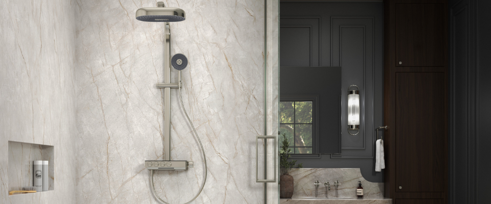 Perbandingan shower set pada kamar mandi terang dan gelap