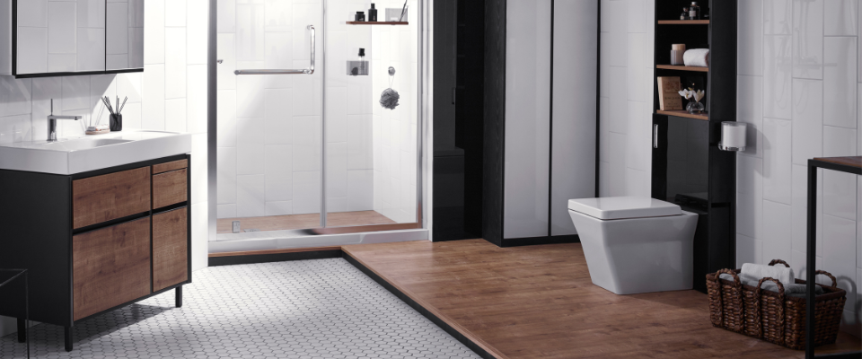 Kamar mandi modern dengan kloset duduk, wastafel, dan area shower