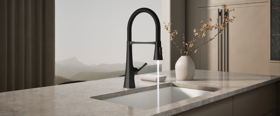 Kran dapur pull-down hitam di atas kitchen sink putih