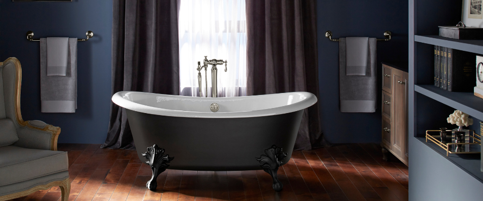Bathtub freestanding hitam bergaya klasik dalam kamar mandi elegan