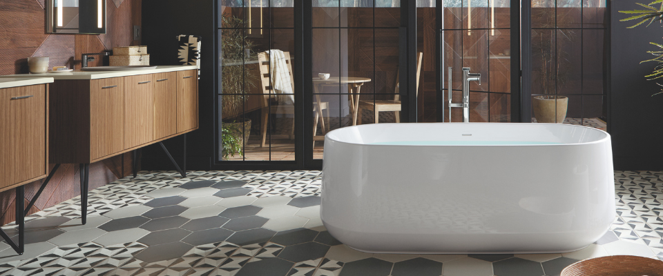 Bathtub putih freestanding dalam kamar mandi modern bernuansa kayu