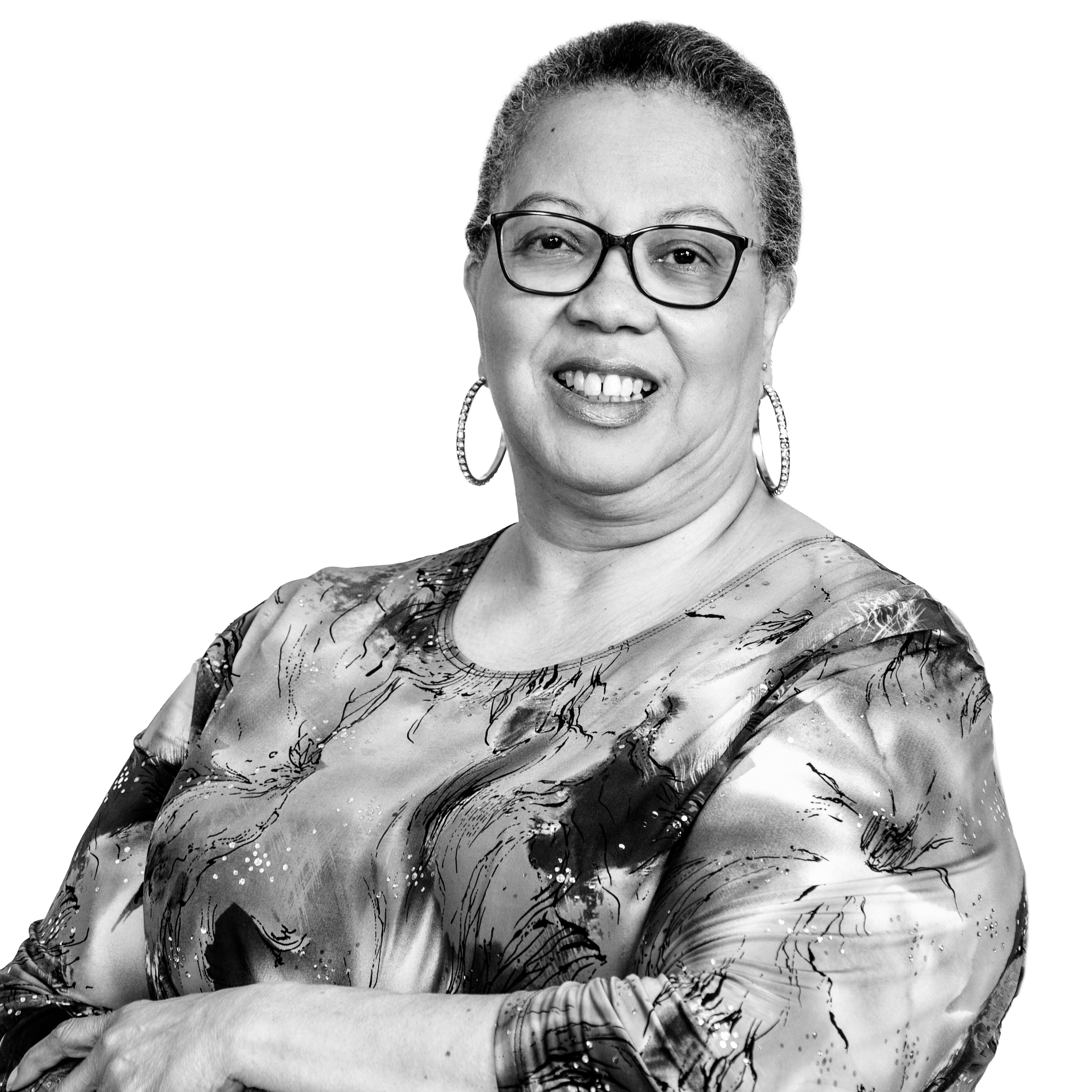 Foto del rostro de Carol Gee, con una blusa colorida.