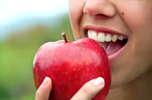 Cómo evitar que se caigan los dientes con movilidad article link