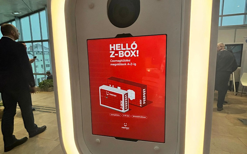 A szelfigép egyedi kezdőképernyővel, amit a do it event csapata készített