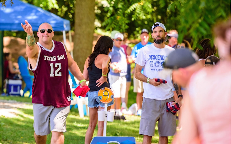 Cornhole játék családi nap programként – babzsákdobás kültéri rendezvényen