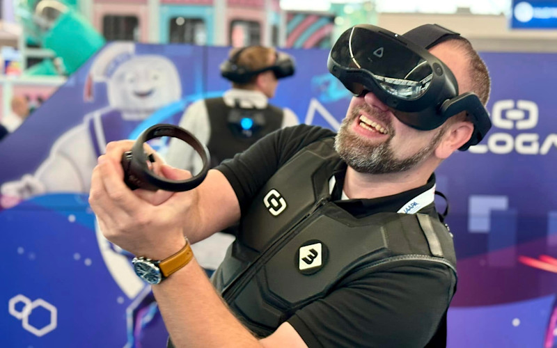VR élmény csapatépítő programon - ügyfelünk VR szemüvegben