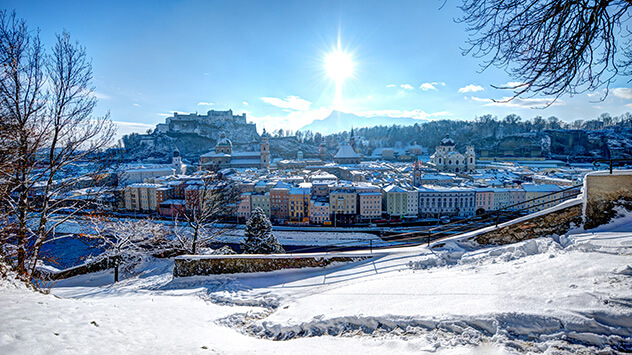 Blick auf verschneites Salzburg bei Sonnenschein