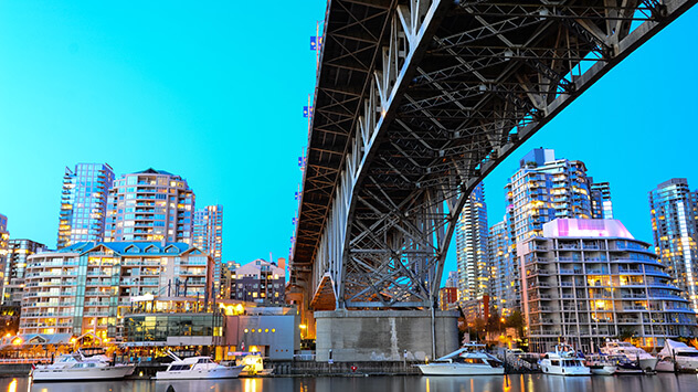 Blick von unten gegen die Granville Brücke in Vancouver