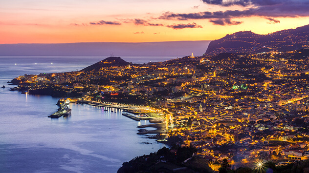 Sicht bei Nacht auf Funchal 