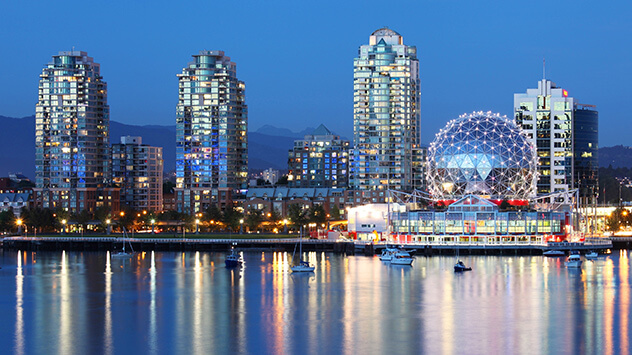 Beleuchtete Skyline von Vancouver mit der Kuppel der Science World