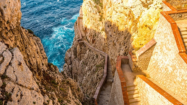 Treppen in der steilen Felswand über dem Meer bei Alghero