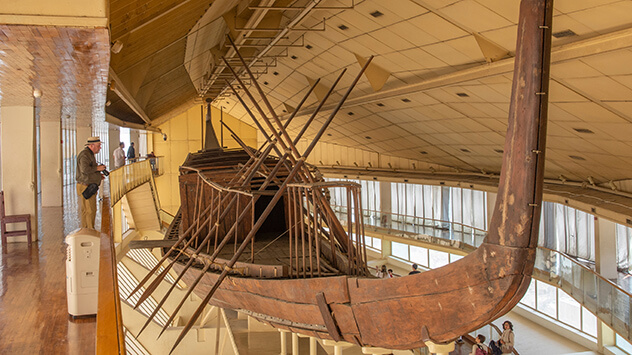 Königsschiff, die Barke des Cheops, im Museum