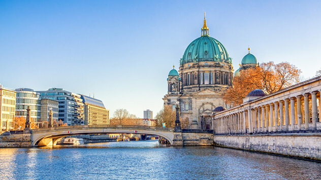 Blick auf den Berliner Dom direkt an der Spree
