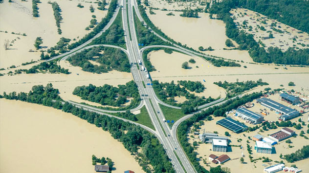 Auch das Autobahnkreuz an der A3 und der A92 wird überschwemmt und muss für den Verkehr komplett gesperrt werden.