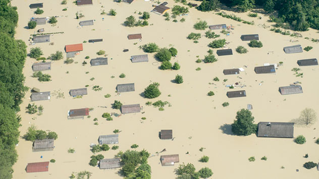Mehrere Tausend Menschen mussten evakuiert werden. Zahlreiche Wohnhäuser stehen meterhoch im Wasser, oft ragen nur noch die Dächer aus dem Wasser.