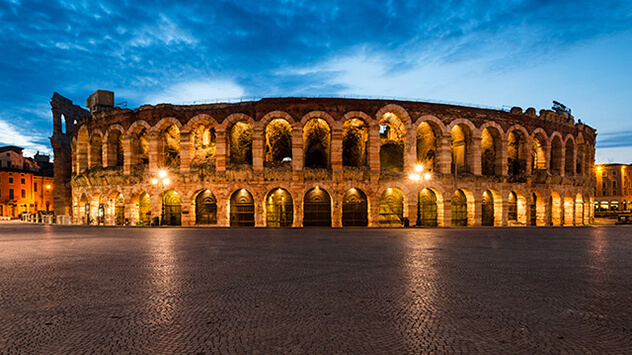 Beleuchtete Arena di Verona am Abend