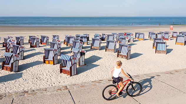 Radfahrerin am Strand von Norderney